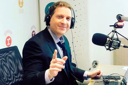 Jonatan Viale, en el estudio de radio La Red