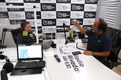 Jonatan Viale y Baby Etchecopar brindan al aire