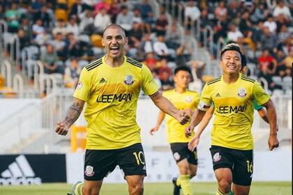 Jonathan Acosta festeja un gol con Lee Man Warriors