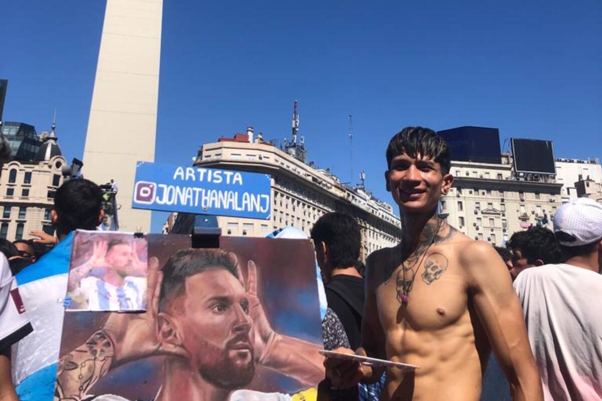 Jonathan Alan Giménez disfruta pintar en medio de las multitudes que celebran la llegada de la Selección al país