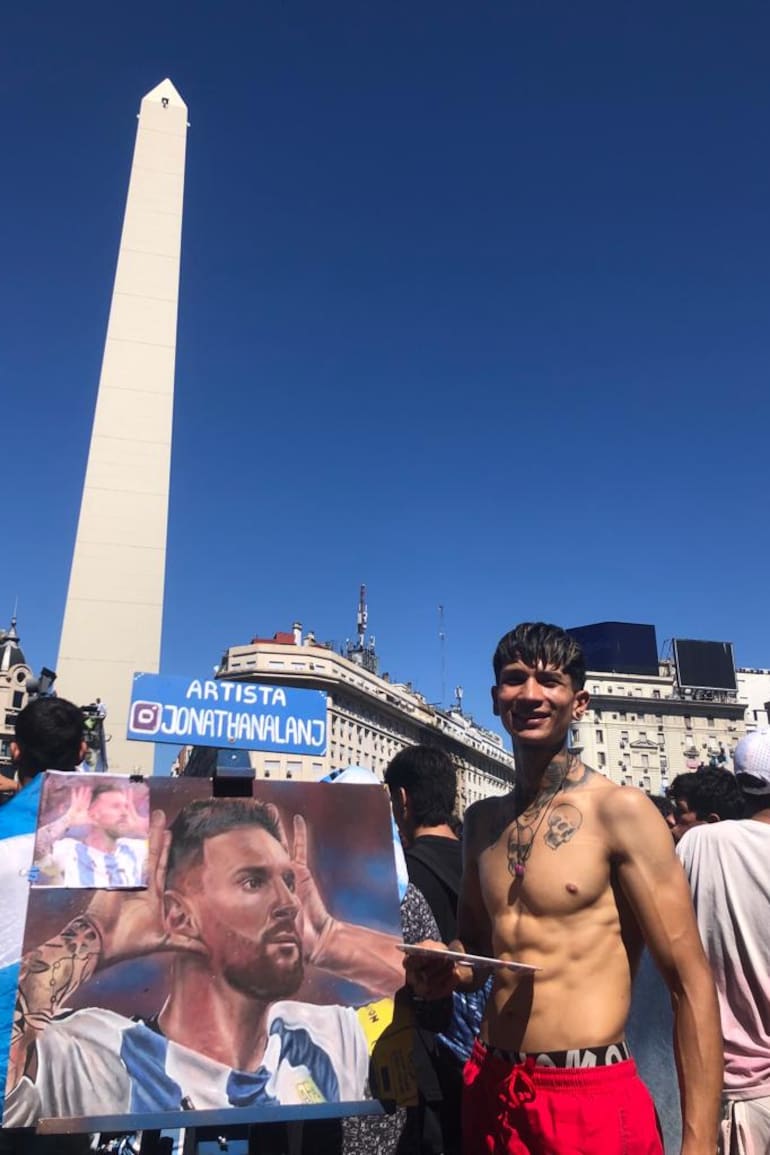 Jonathan Alan Giménez disfruta pintar en medio de las multitudes que celebran la llegada de la Selección al país