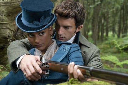 Jonathan Bailey junto a la actriz Simone Ashley, quien interpreta a su interés romántico en la segunda temporada de Bridgerton