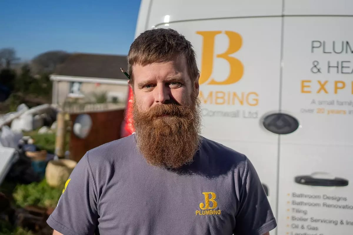 Jonathan Betts descubrió algo increíble mientras realizaba un trabajo en el baño de una vieja casa (Foto: SWNS)