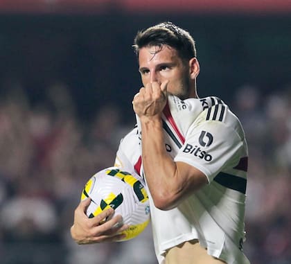 Jonathan Calleri arrancó el Brasileirao con un triplete ante Athletico Paranaense
