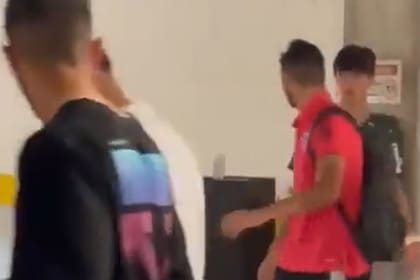 Jonathan Calleri, de San Pablo, reacciona ante un hincha de Palmeiras de 14 años
