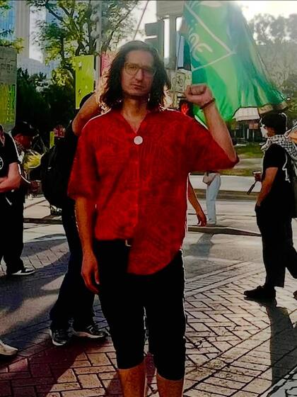 Jonathan Caravello es un profesor de la Universidad Estatal de California que fue arrestado por el ICE luego de participar en las manifestaciones contra los operativos migratorios en el condado de Ventura