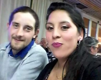 Jonathan Carlos Caracciolo junto a su pareja