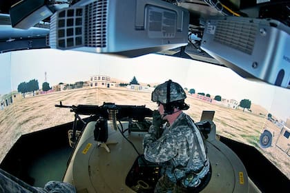 Jonathan Eddy pone a prueba un puesto de disparo desde el techo de una camioneta virtual, en uno de los tantos dispositivos de entrenamiento del ejército de EE.UU.