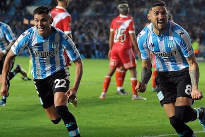 Jonathan Galván (8) festeja el gol de Racing; su cabezazo dio en el palo y terminó en la anotación en contra de Lanzillota, arquero de Argentinos