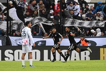 Jonathan Herrera (9), el autor del gol de Deportivo Riestra con el que venció a San Lorenzo de Almagro por 1-0; lo sufre el defensor Luján.