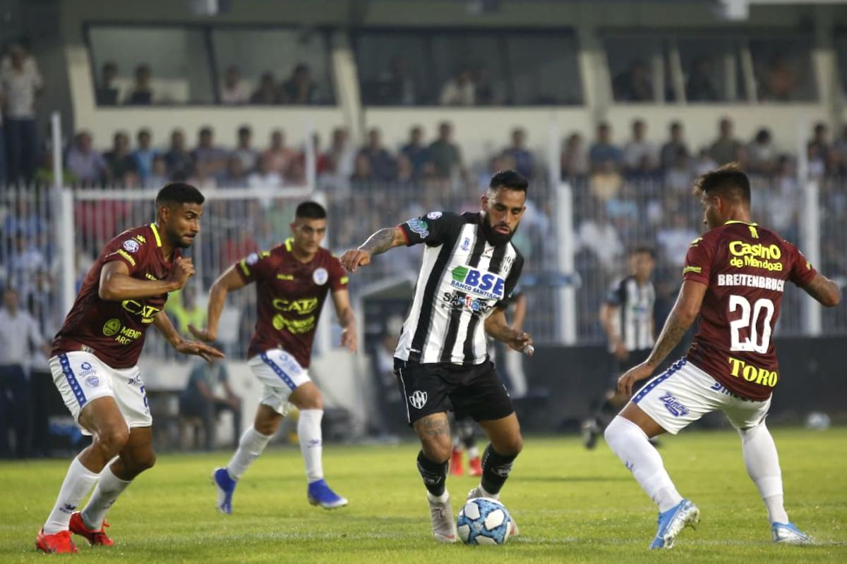 Jonathan Herrera se enfrenta a la defensa del Tomba; Varela y Breitenbruch, en su marca