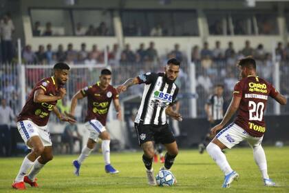 Jonathan Herrera se enfrenta a la defensa del Tomba; Varela y Breitenbruch, en su marca