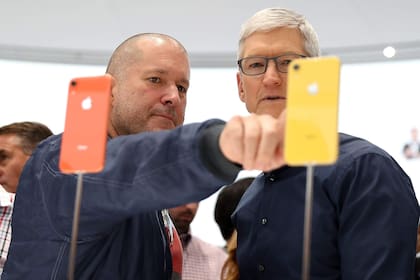 Jonathan Ive con Tim Cook en la presentación del iPhone XR