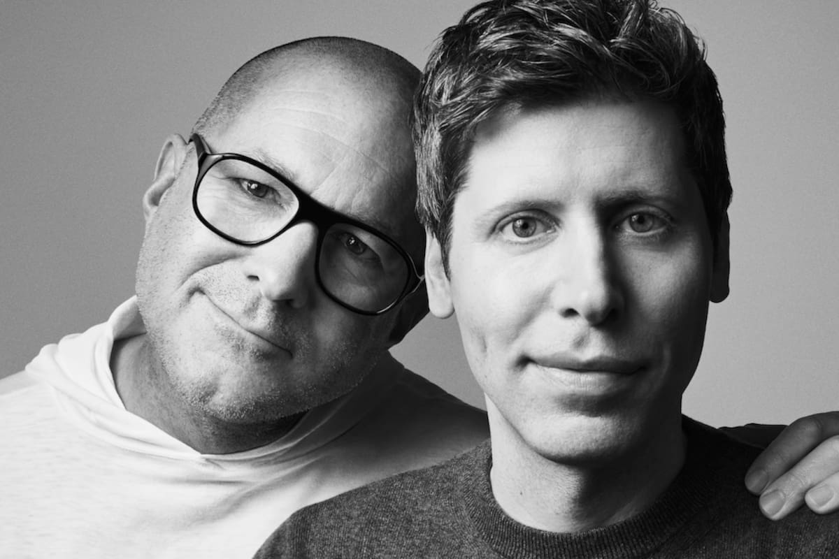 Jonathan Ive (izq.), el histórico diseñador del iPhone y la MacBook para Apple, se une a OpenAI, la compañía que dirige Sam Altman (der.) y que desarrolla ChatGPT, para crear una familia de dispositivos capaces de mejorar nuestra interacción con la inteligencia artificial generativa