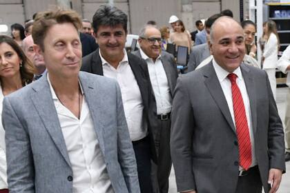 Jonathan Kovalivker, presidente de la Suizo Argentina, con Juan Manzur
