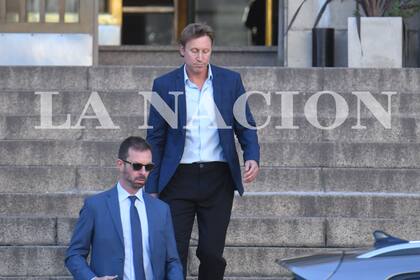 Jonathan Kovalivker sale de Comodoro Py después de presentarse a entregar su teléfono, que todavía no pudo ser abierto por los investigadores