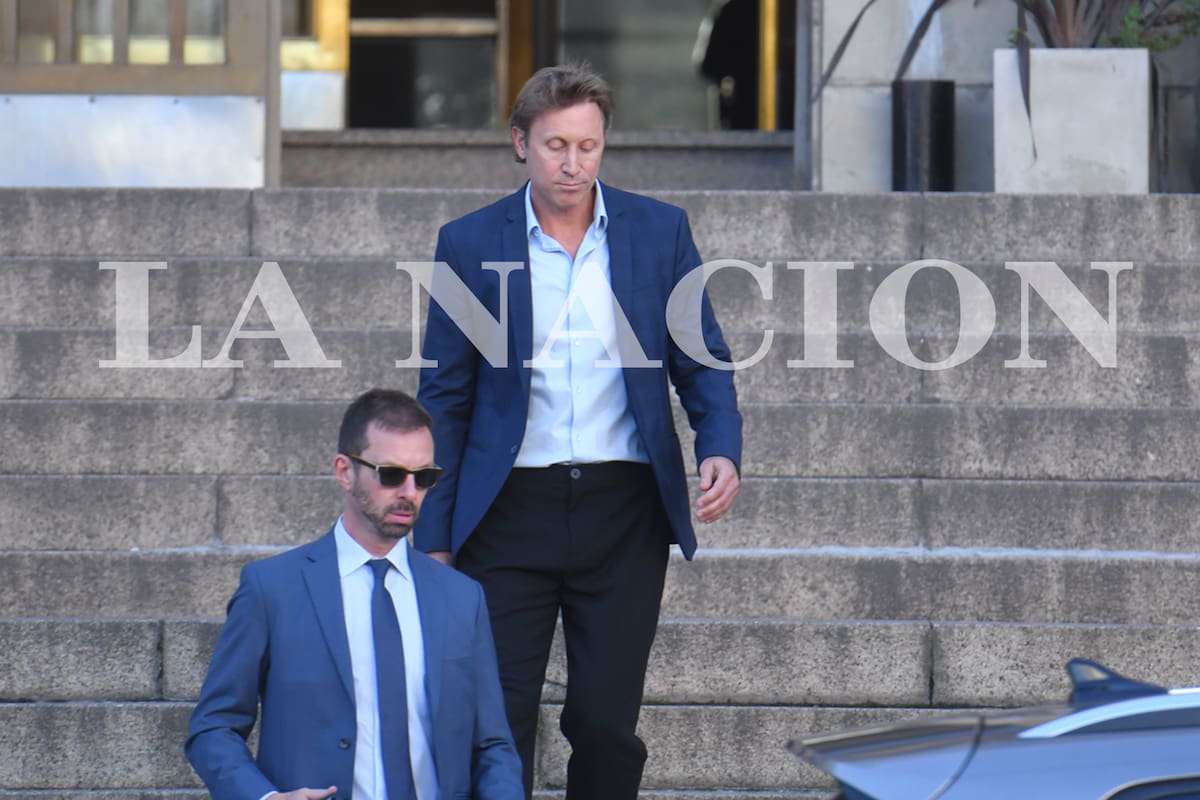 Jonathan Kovalivker sale de los tribunales de Comodoro Py después de entregar su teléfono celular