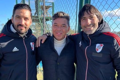 Jonathan La Rosa y el Tecla Farías, entrenadores de divisiones juveniles de River, junto a Marcelo Gallardo, este sábado en el River Camp