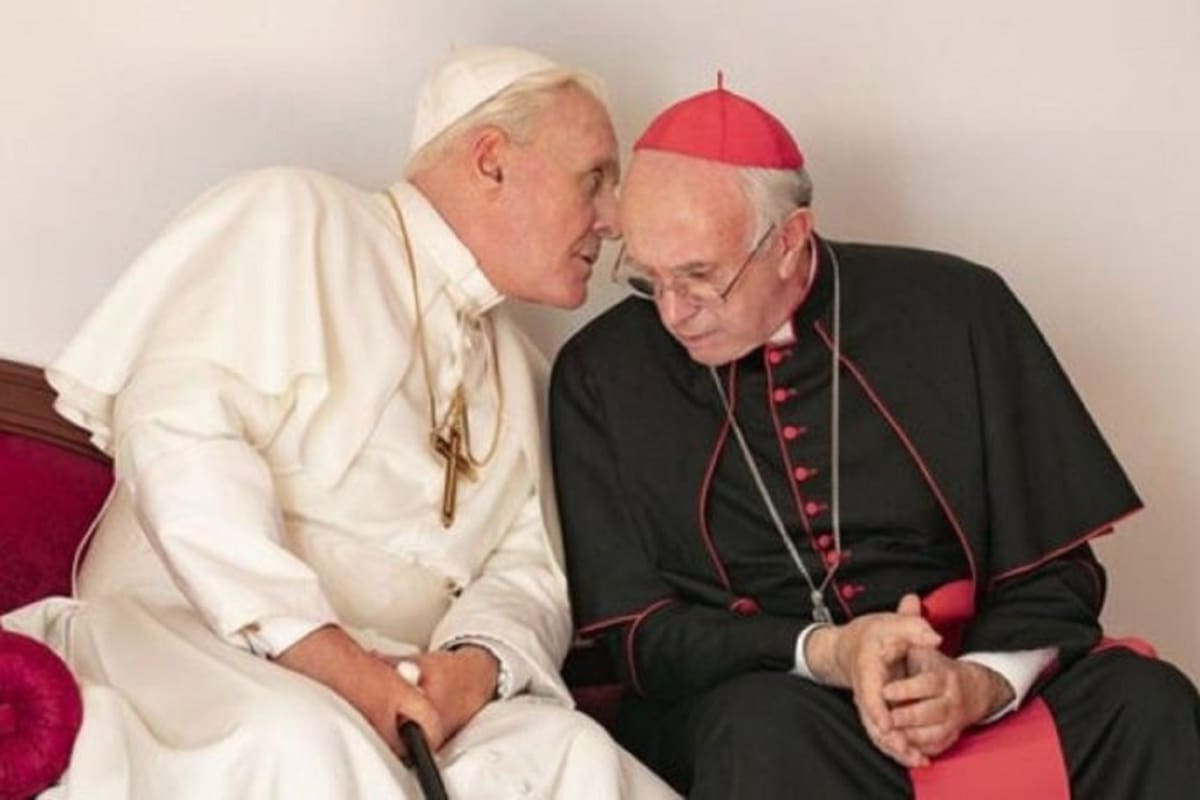 Jonathan Pryce interpreta al actual pontífice y Anthony Hopkins se pone en la piel de su predecesor, Benedicto XVI