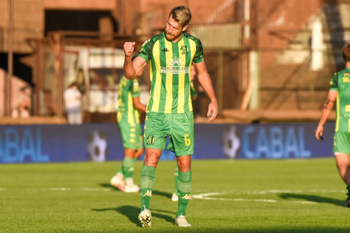 Jonathan Schunke festeja su gol de cabeza, el primero de Aldosivi, que derrotó a Platense por 2 a 0 como visitante