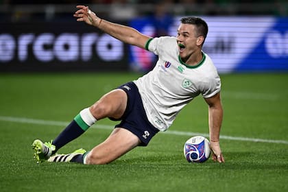 Jonathan Sexton apoya la pelota, sonríe y celebra, todo a la vez; en la goleada a Tonga en el Mundial de Francia, el capitán de Irlanda batió el récord histórico de puntos de su seleccionado y quedó cuarto en la lista de goleadores de todos los tiempos en el rugby de seleccionados.