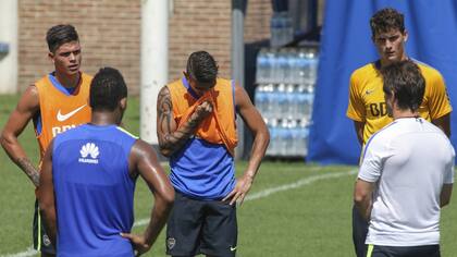 Jonathan Silva (izquierda), Centurión (levantando la pechera) y Alex Werner (de amarillo) fueron causas de diferentes inquietudes para Guillermo Barros Schelotto