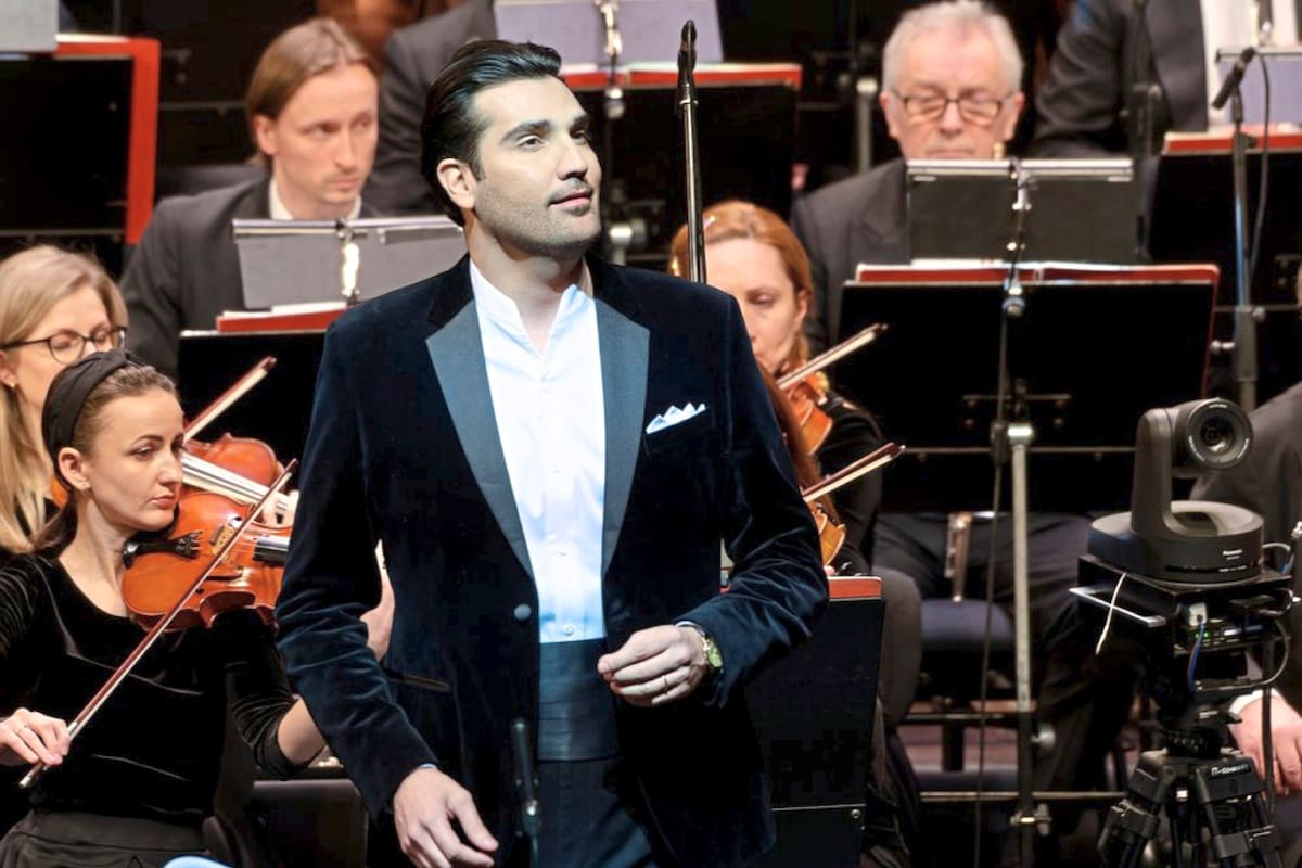 Jonathan Tetelman, cantante lírico, durante un concierto