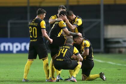 A Jonathan Urretaviscaya le lustran el botín derecho; ante Colo Colo, el atacante de Peñarol marcó un golazo a lo Cristiano Ronaldo.