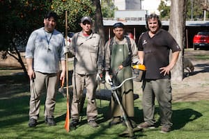 Una ciudad argentina logró reconvertir a limpiavidrios callejeros en empleados de una empresa