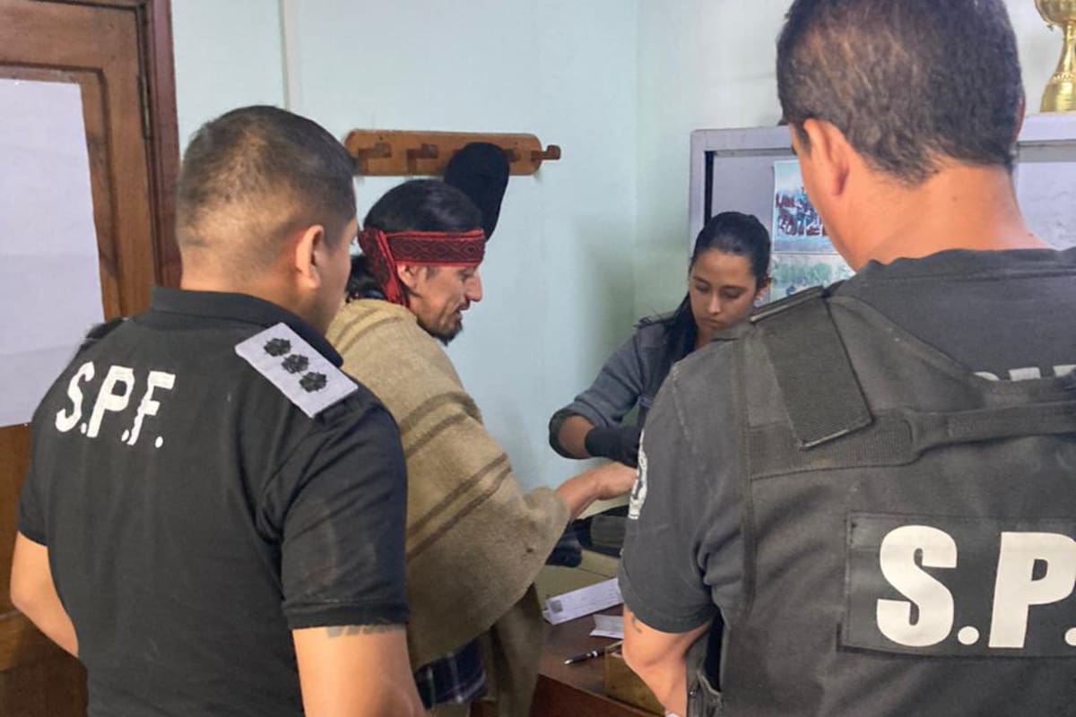 Jones Huala, al ingresar en el penal federal de Esquel, en Chubut