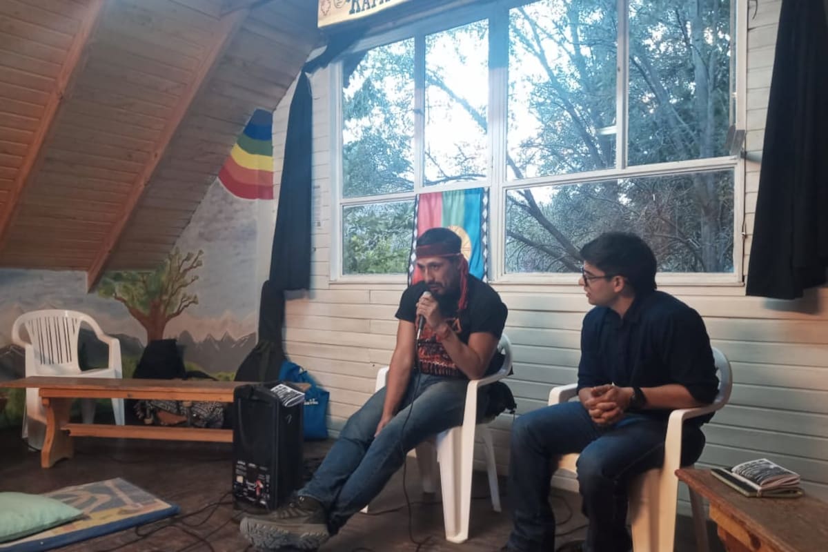 Jones Huala presentó el fin de semana un libro titulado "Entre Rejas, Antipoesía incendiaria"