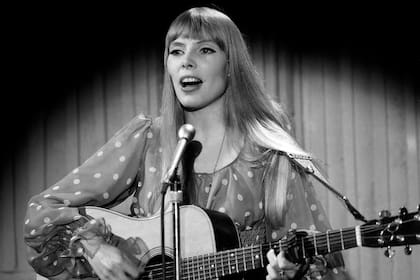 Joni Mitchell en los comienzos de su extensa trayectoria