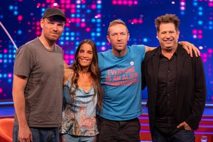 Jonny Buckland y Chris Martin, de Coldplay, con Juana Viale y Bebe Contepomi