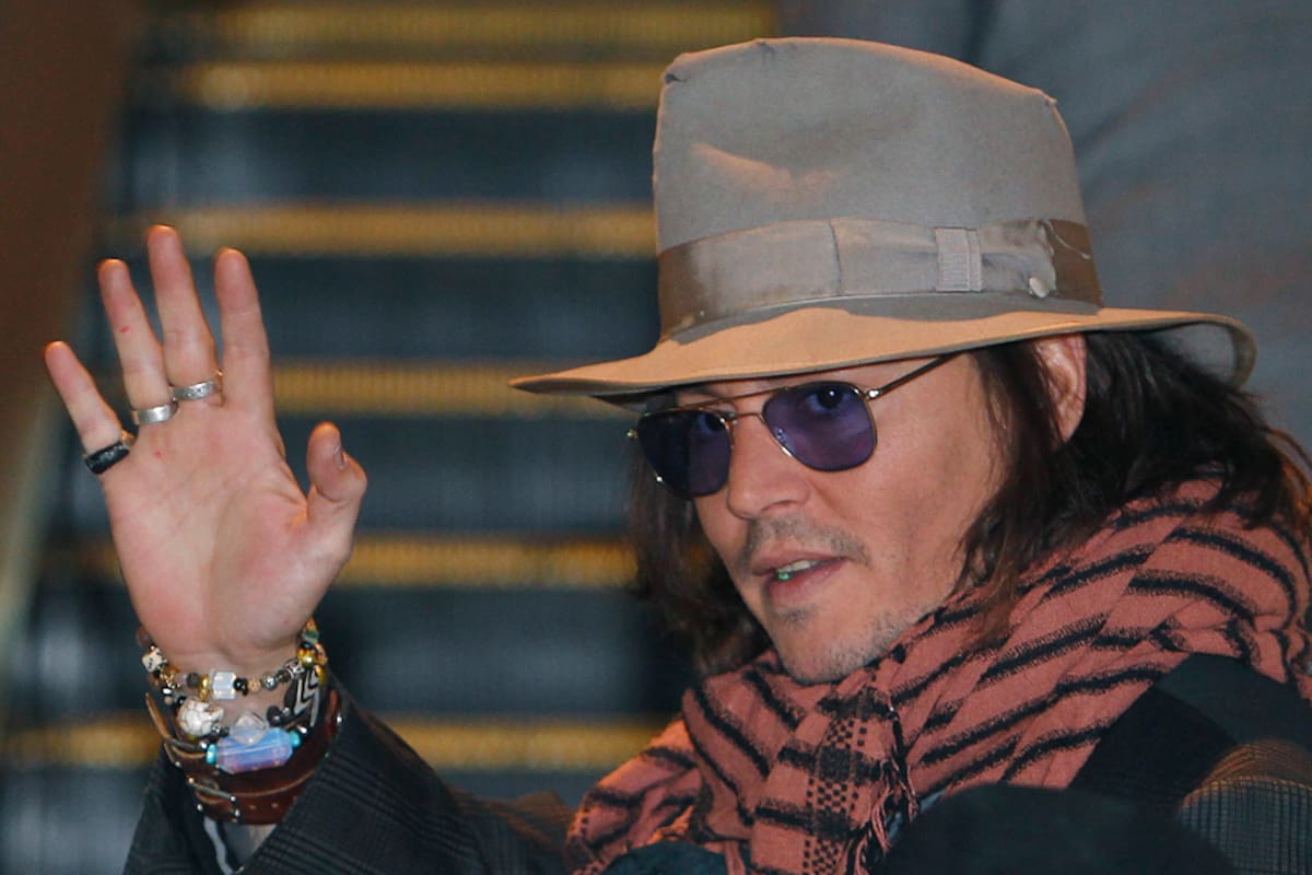 Jonny Depp llega a Tokyo para promocionar El turista, sin su compañera de elenco, Angelina Jolie