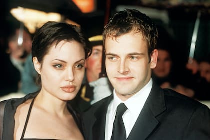 Jonny Lee Miller, el primer marido de Angelina Jolie, reveló que la actriz lo convenció de hacer algo muy extraño durante una de las primeras citas