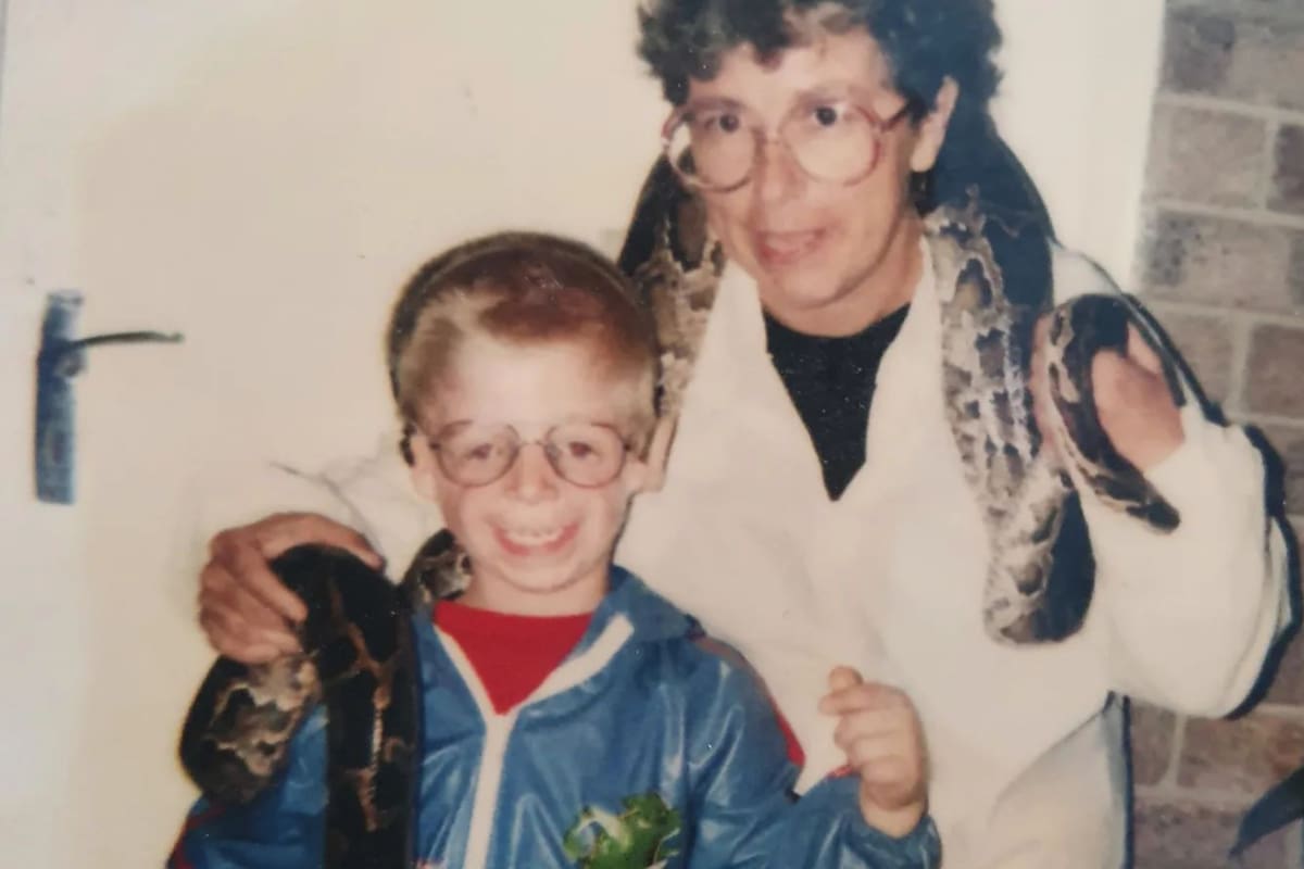 Jono Lancaster con su madre adoptiva