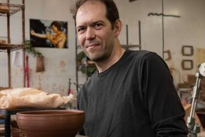 Jono Pandolfi fabrica vajilla de cerámica artesanal