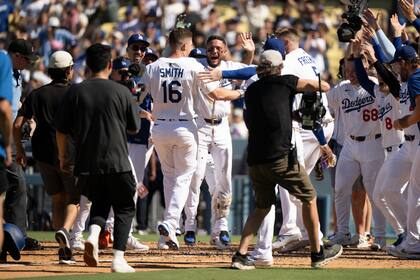 Jonrón como emergente de Smith en la 9ª da a Dodgers victoria 5-4 sobre Diamondbacks