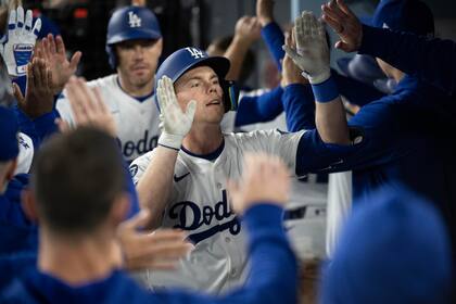 Jonrón de 3 carreras de Smith lleva a Dodgers a vencer 6-2 a colistas Rockies