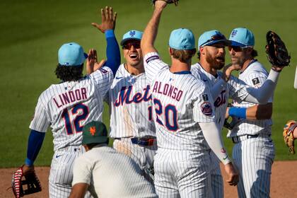 Jonrón de dos carreras de McNeil en la 7ma contra Weaver da triunfo a Mets 6-5 sobre Yankees