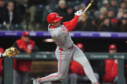 Jonrón de dos carreras de Spencer Steer ayuda a que Rojos superan 8-7 a Rockies