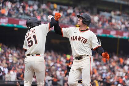 Jonrones de Yastrzemski y Chapman ayudan a los Gigantes a remontar para vencer 6-5 a Cerveceros