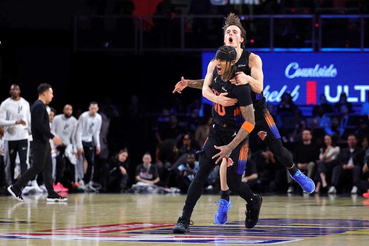 Jordan Clarkson celebra junto a Tyler Kolek la conquista de la NBA Cup en el T-Mobile Arena, en Las Vegas (Photo by Ethan Miller / GETTY IMAGES NORTH AMERICA / Getty Images via AFP)