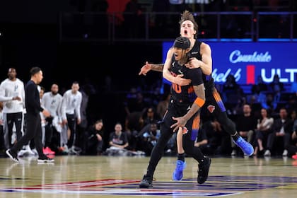 Jordan Clarkson celebra junto a Tyler Kolek la conquista de la NBA Cup en el T-Mobile Arena, en Las Vegas (Photo by Ethan Miller / GETTY IMAGES NORTH AMERICA / Getty Images via AFP)