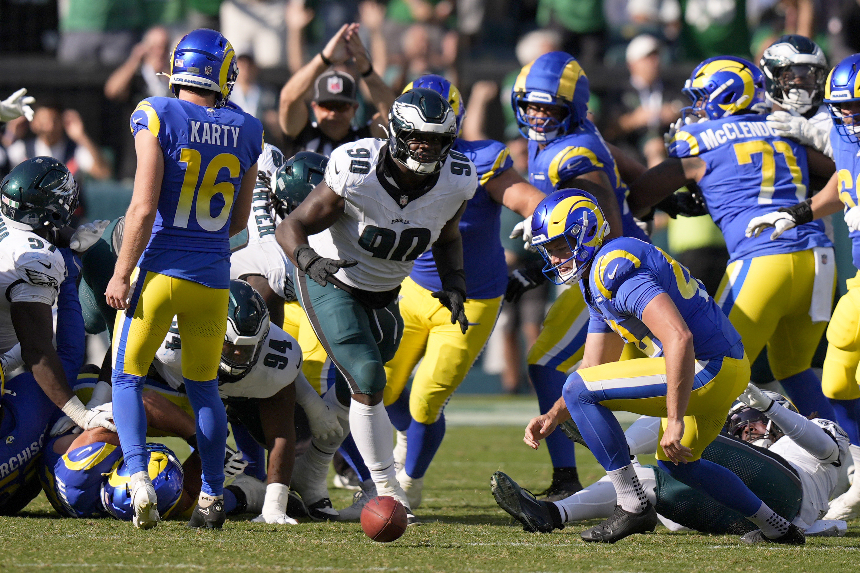 Jordan Davis sella la victoria de Eagles 33-26 sobre Rams con segundo bloqueo de gol de campo clave