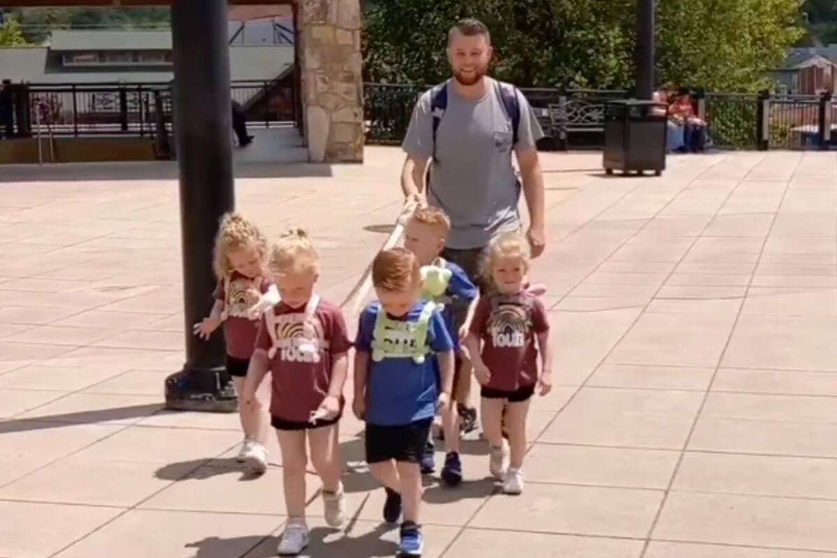 Jordan Driskell fue criticado en las redes sociales por utilizar un estilo de correas para sacar a pasear a sus quintillizos