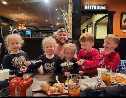 Jordan Driskell y sus quintillizos disfrutan de una cena