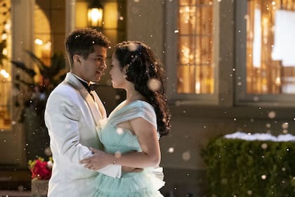 Jordan Fisher como John Ambrose, el tercero en discordia en la comedia romántica teen