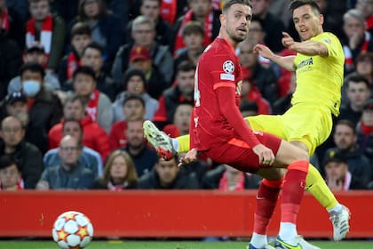 Jordan Henderson, de Liverpool marca al argentino Giovani Lo Celso durante el partido de ida de la semifinal de la Champions