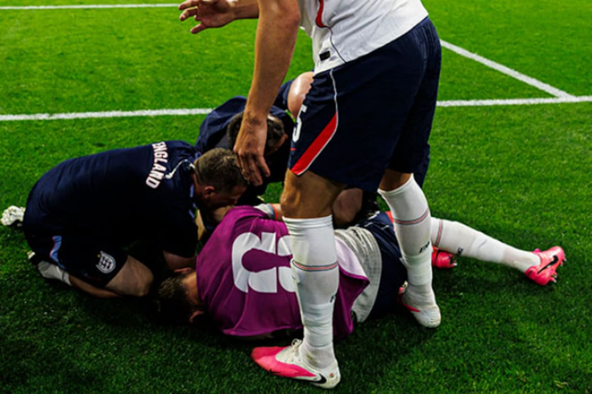 Jogador da Inglaterra teve que ser carregado em maca, apesar de não jogar contra o México